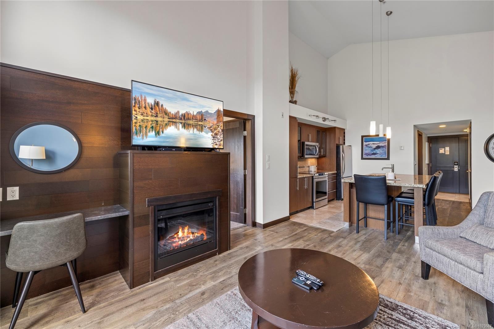 242-1175 Resort Dr, Parksville, BC - Indoor Photo Showing Living Room With Fireplace