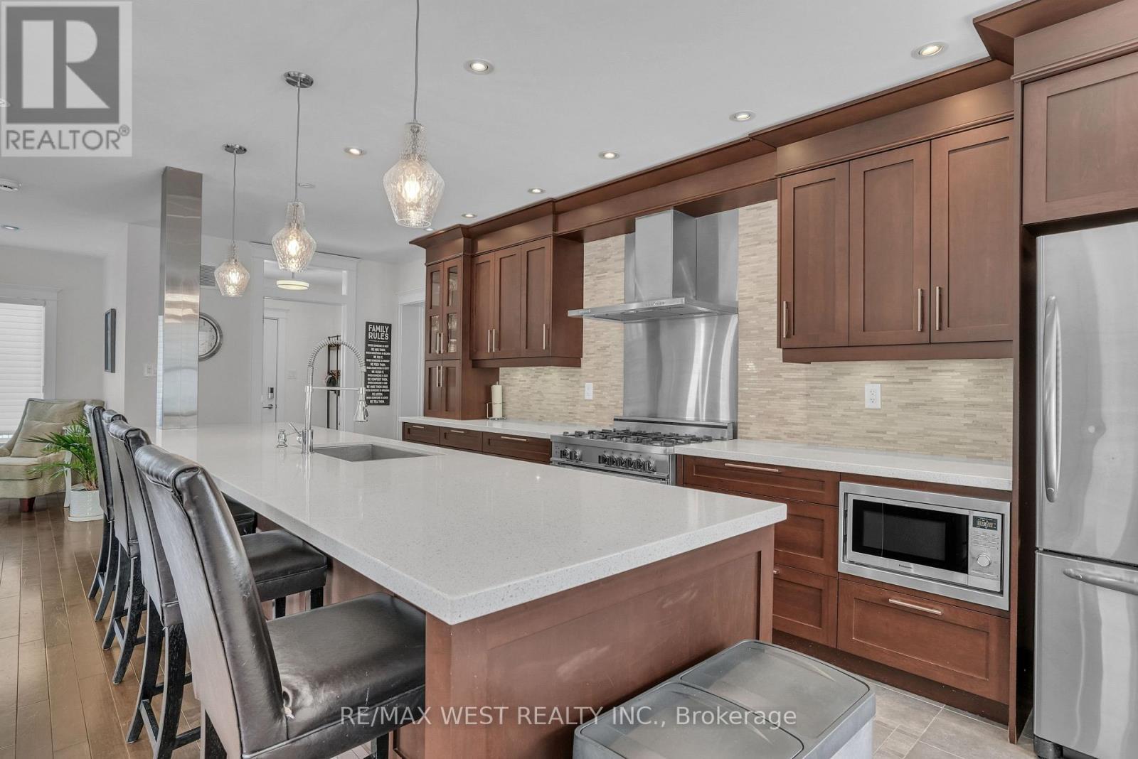 53 Metcalfe Street, Aurora, ON - Indoor Photo Showing Kitchen With Upgraded Kitchen