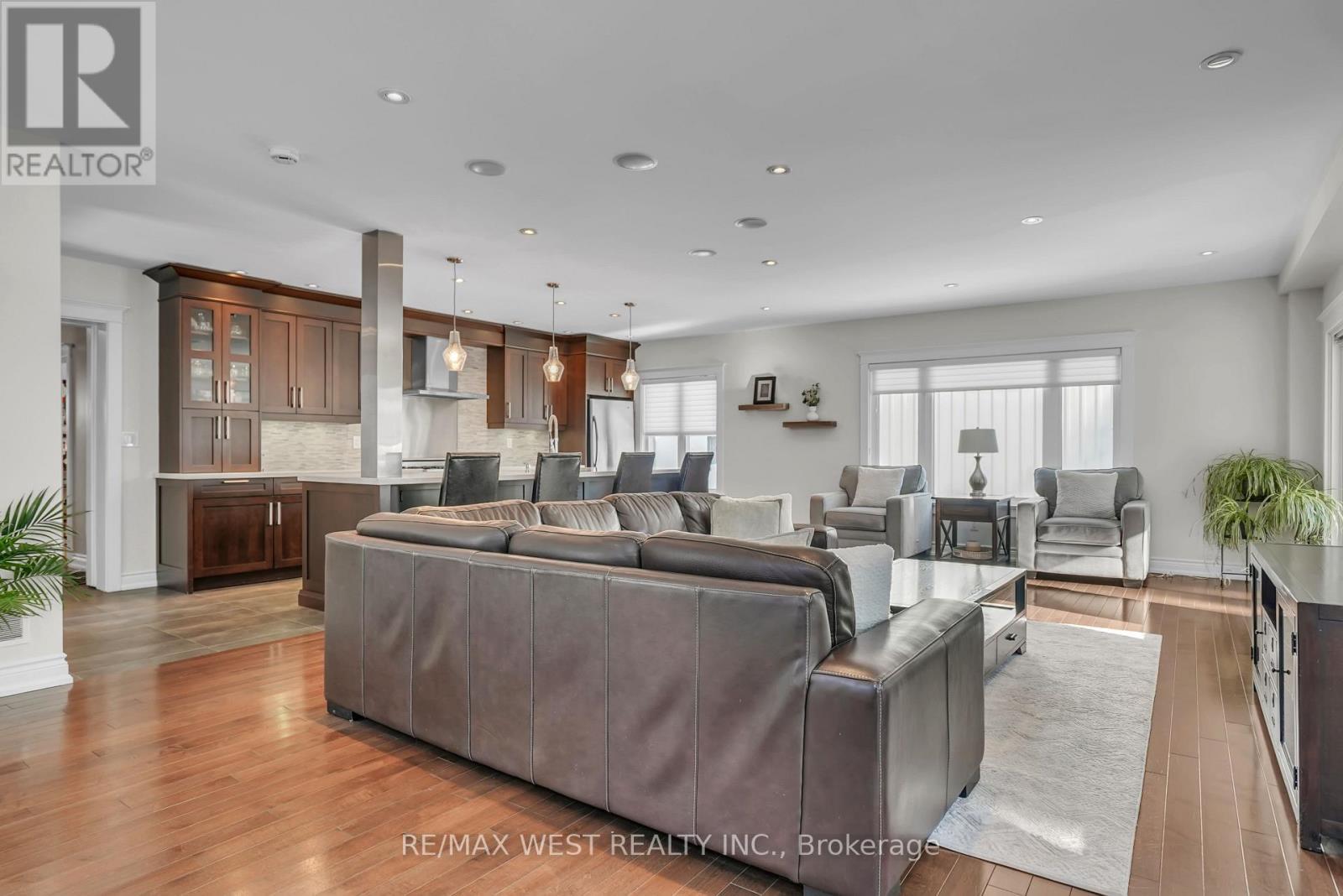 53 Metcalfe Street, Aurora, ON - Indoor Photo Showing Living Room