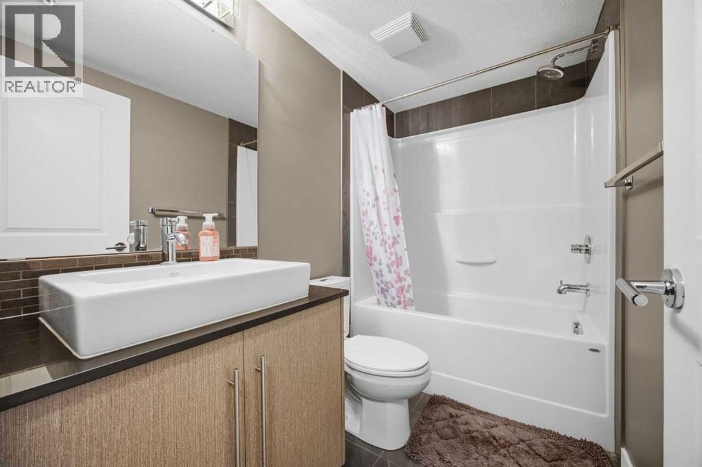 Bathroom - 2118, 11 Mahogany Row Se, Calgary, AB - Indoor Photo Showing Bathroom