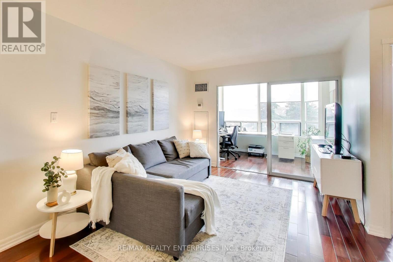 309 - 135 Hillcrest Avenue, Mississauga, ON - Indoor Photo Showing Living Room