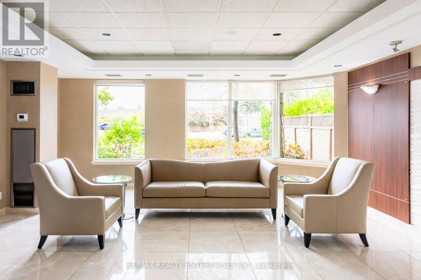309 - 135 Hillcrest Avenue, Mississauga, ON - Indoor Photo Showing Living Room