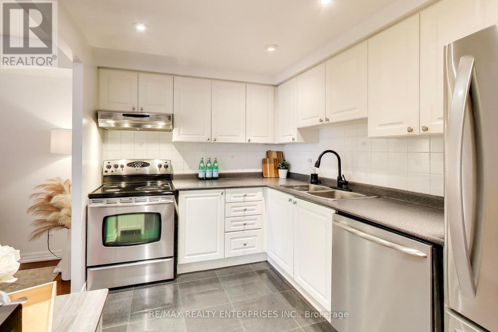 309 - 135 Hillcrest Avenue, Mississauga, ON - Indoor Photo Showing Kitchen With Stainless Steel Kitchen With Double Sink