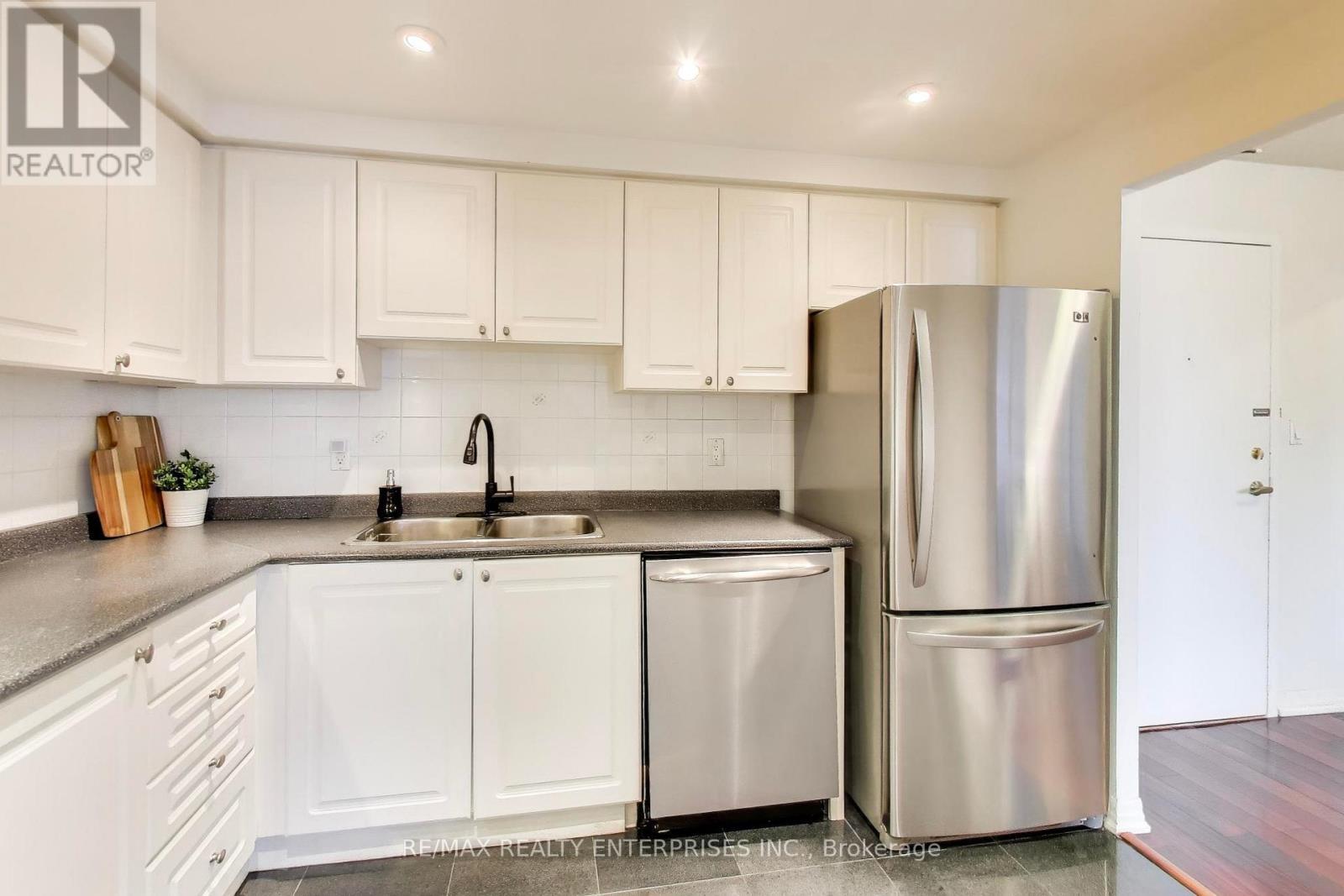 309 - 135 Hillcrest Avenue, Mississauga, ON - Indoor Photo Showing Kitchen With Stainless Steel Kitchen