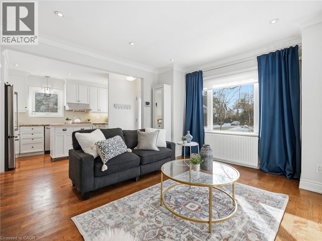 205 Prince Edward Drive S, Toronto, ON - Indoor Photo Showing Living Room