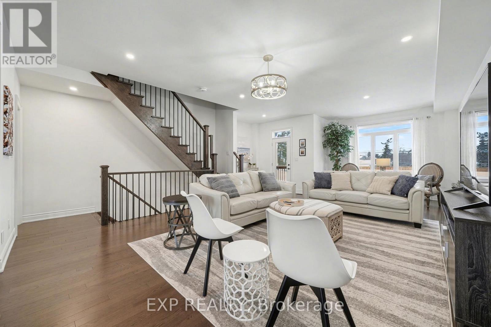 22 18Th Street N, Wasaga Beach, ON - Indoor Photo Showing Living Room