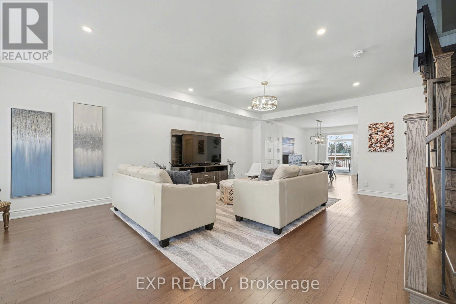 22 18Th Street N, Wasaga Beach, ON - Indoor Photo Showing Living Room