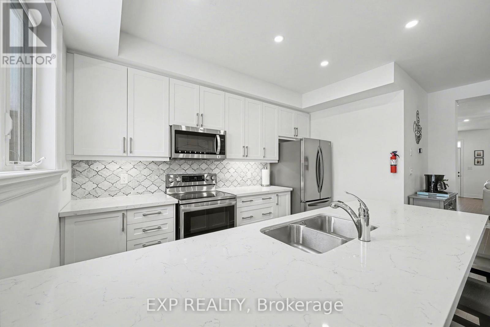 22 18Th Street N, Wasaga Beach, ON - Indoor Photo Showing Kitchen With Double Sink With Upgraded Kitchen