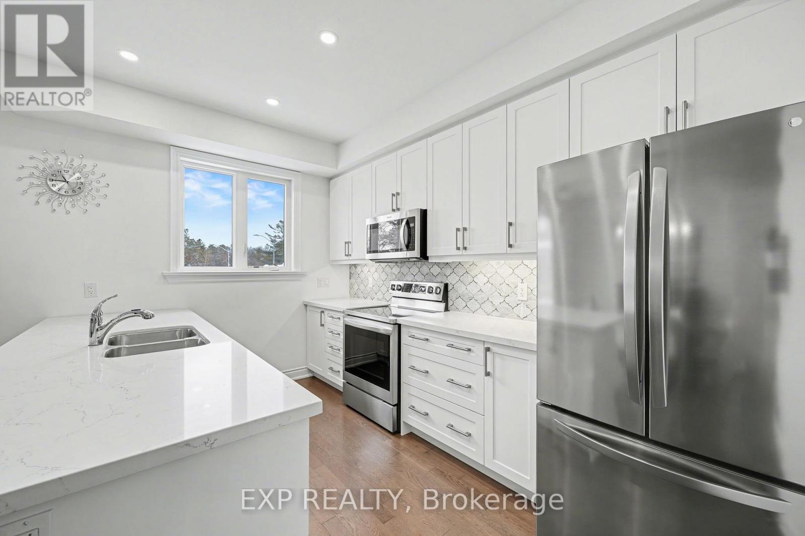 22 18Th Street N, Wasaga Beach, ON - Indoor Photo Showing Kitchen With Double Sink With Upgraded Kitchen