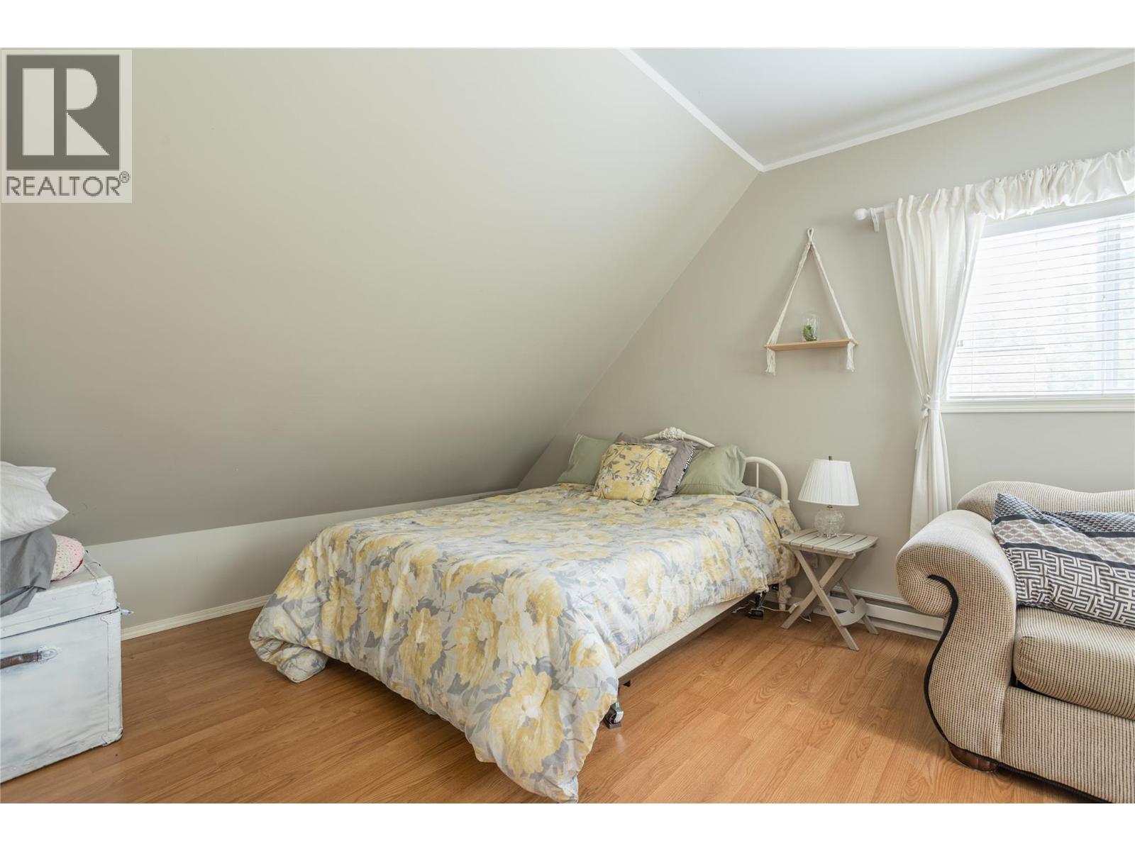 7704 97A Highway, Mara, BC - Indoor Photo Showing Bedroom