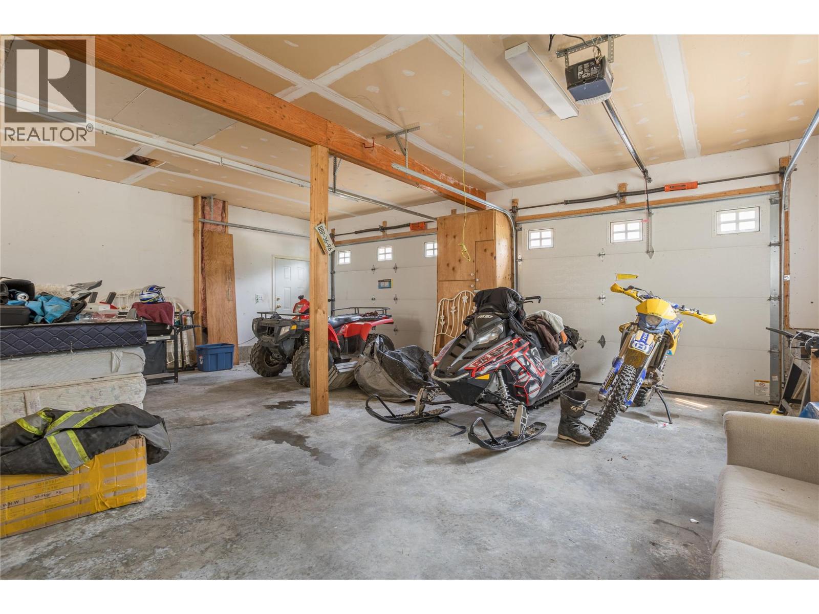 7704 97A Highway, Mara, BC - Indoor Photo Showing Garage