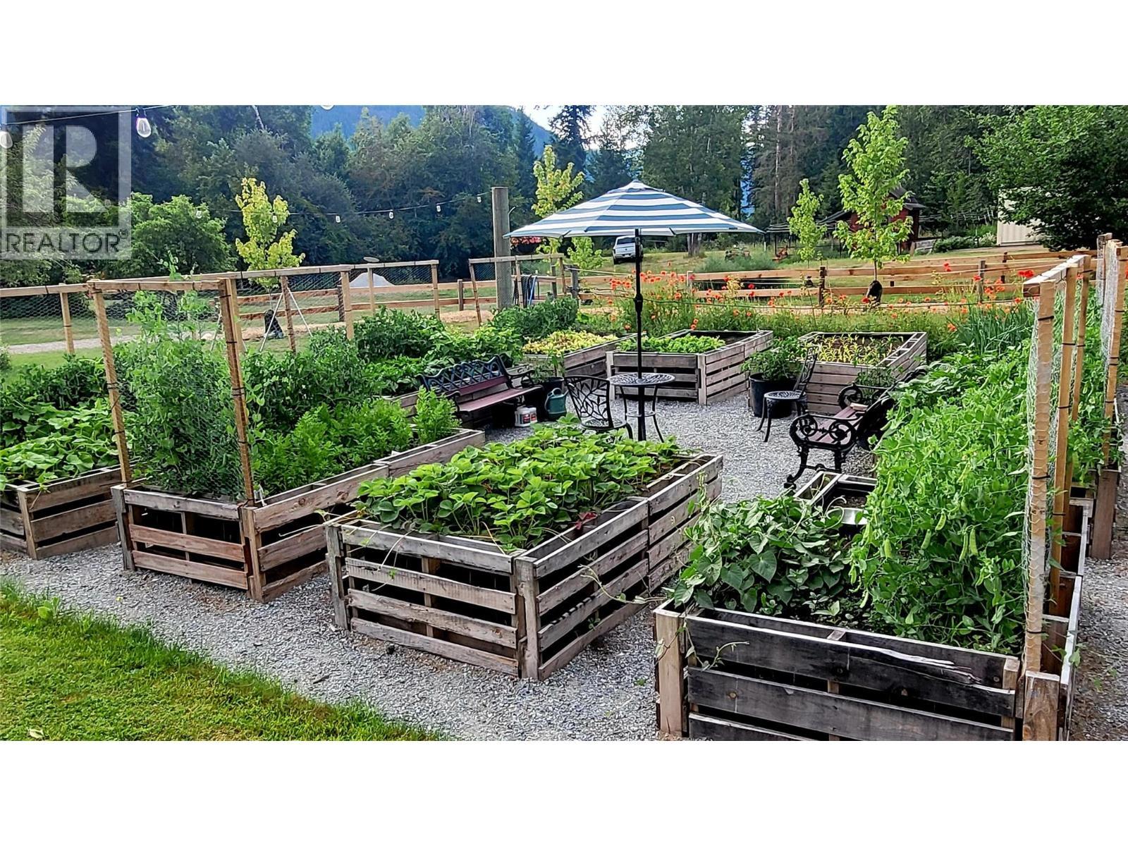 7704 97A Highway, Mara, BC - Outdoor