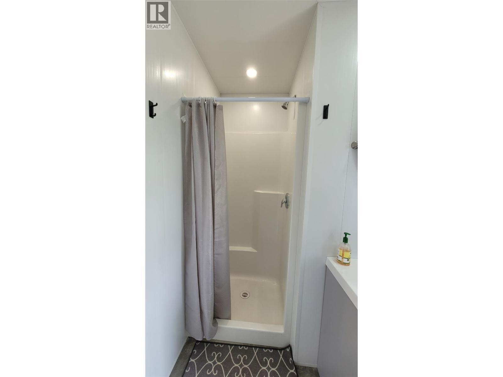 7704 97A Highway, Mara, BC - Indoor Photo Showing Bathroom