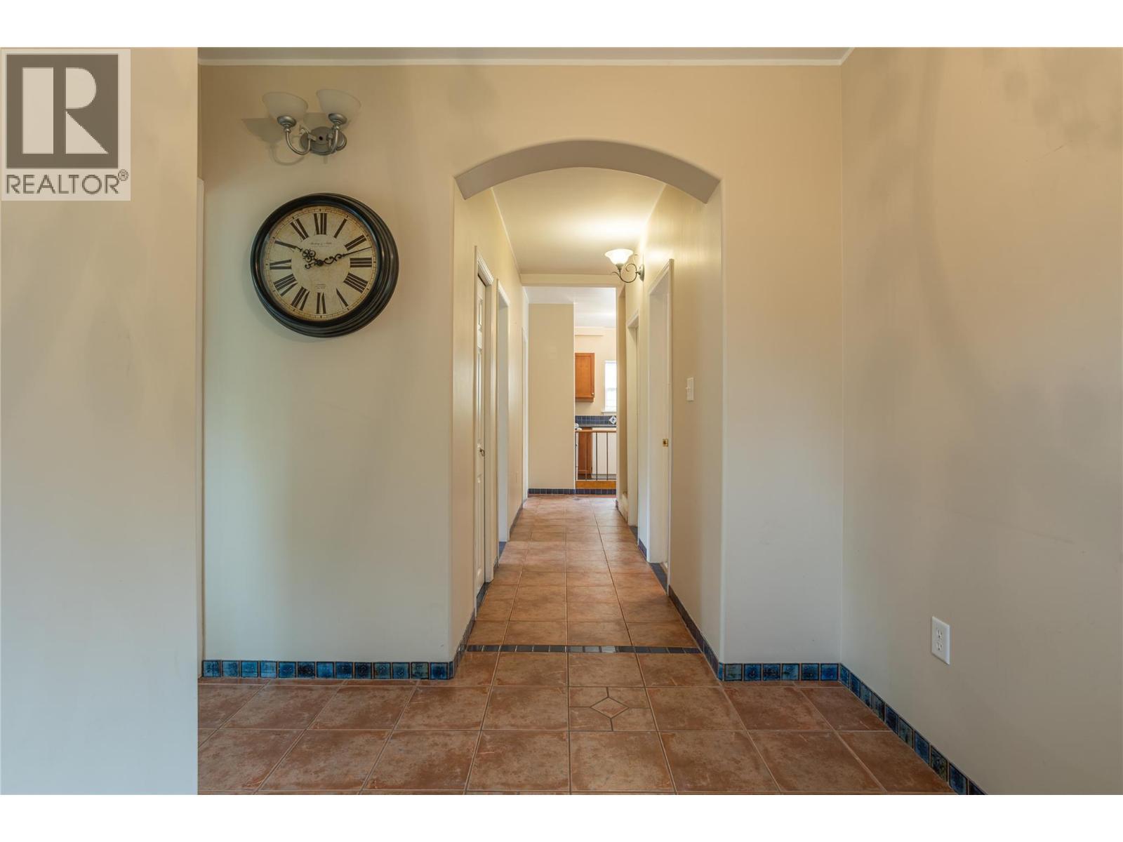 7704 97A Highway, Mara, BC - Indoor Photo Showing Other Room