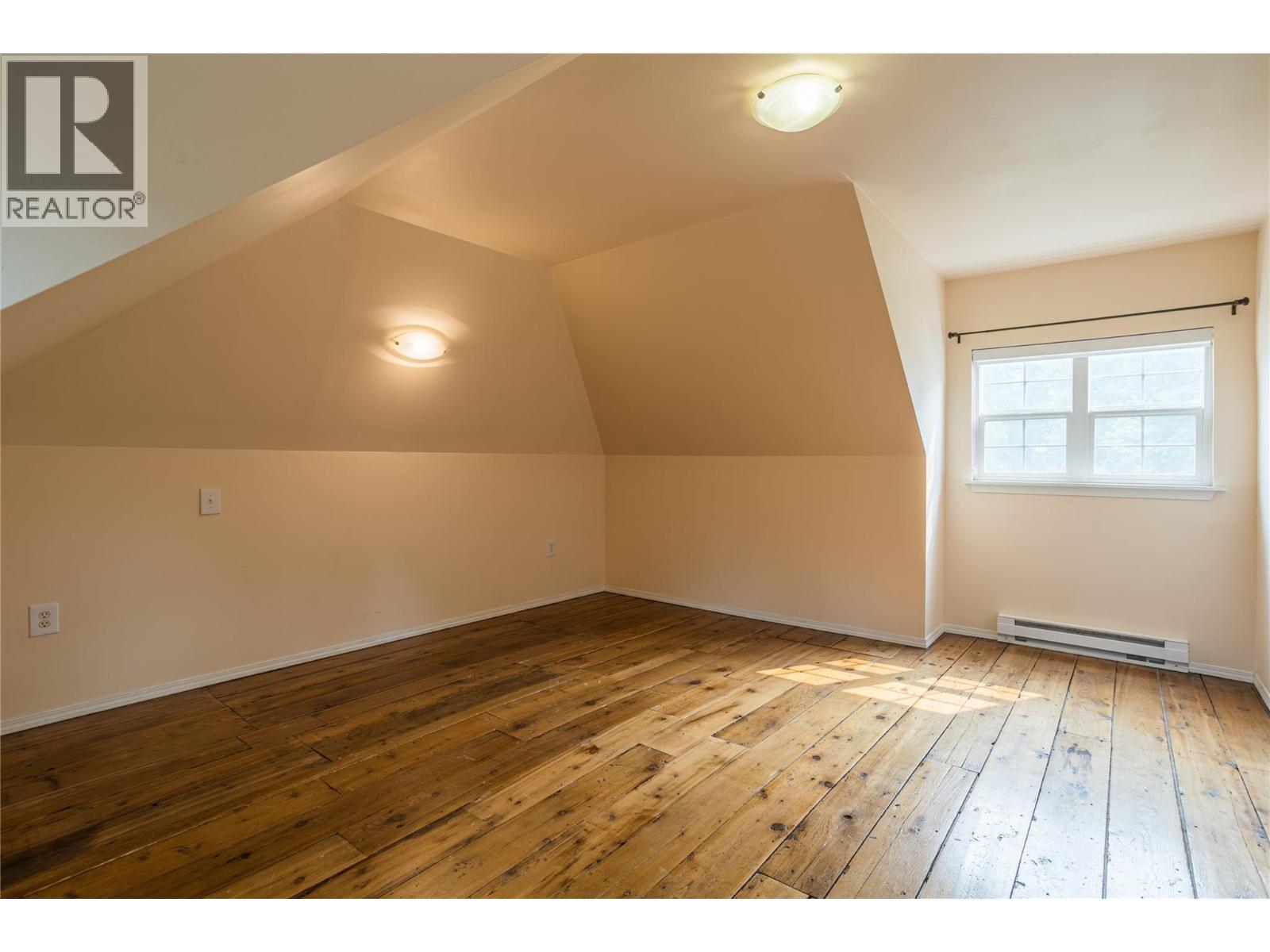 7704 97A Highway, Mara, BC - Indoor Photo Showing Other Room