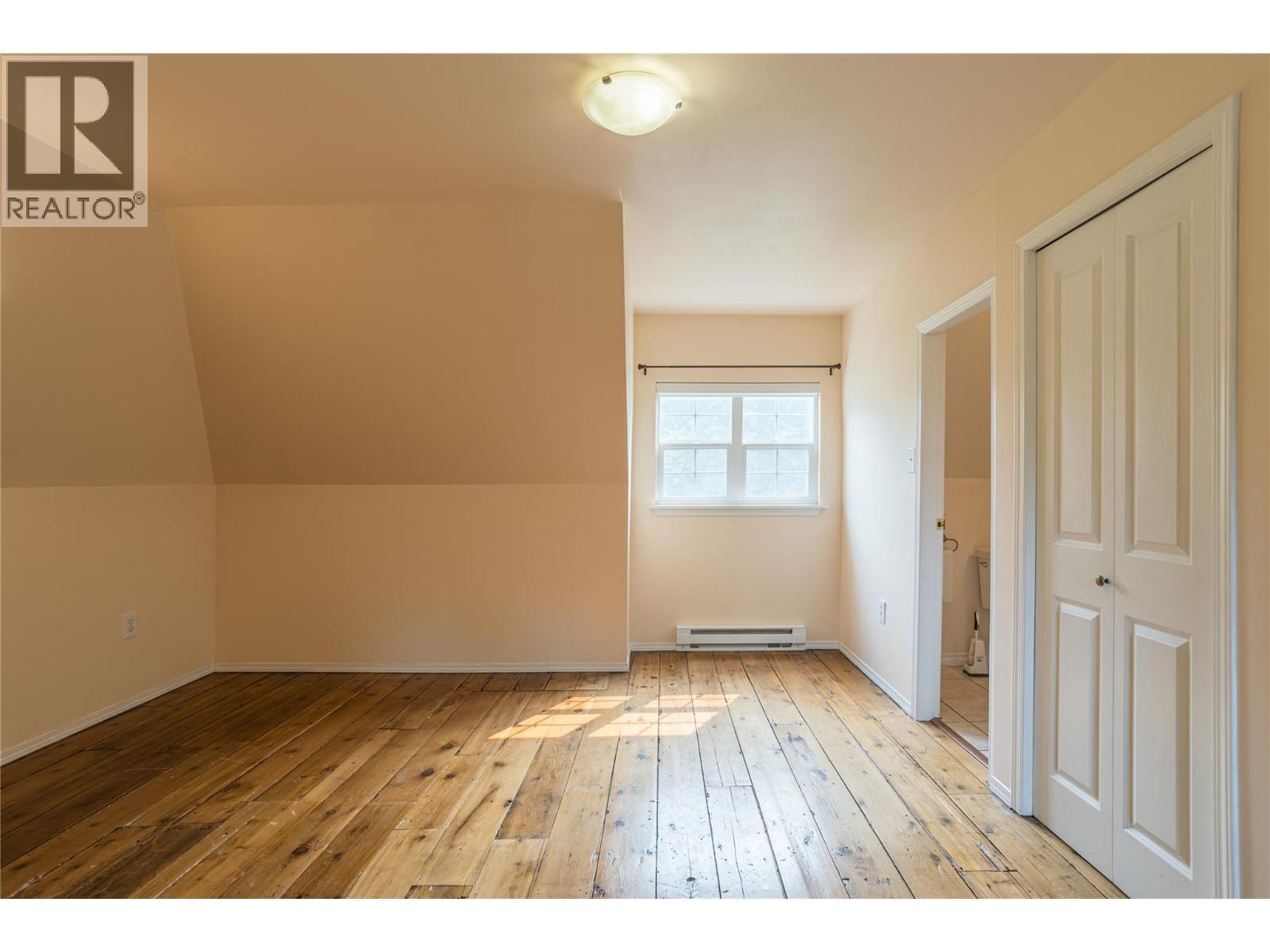 7704 97A Highway, Mara, BC - Indoor Photo Showing Other Room