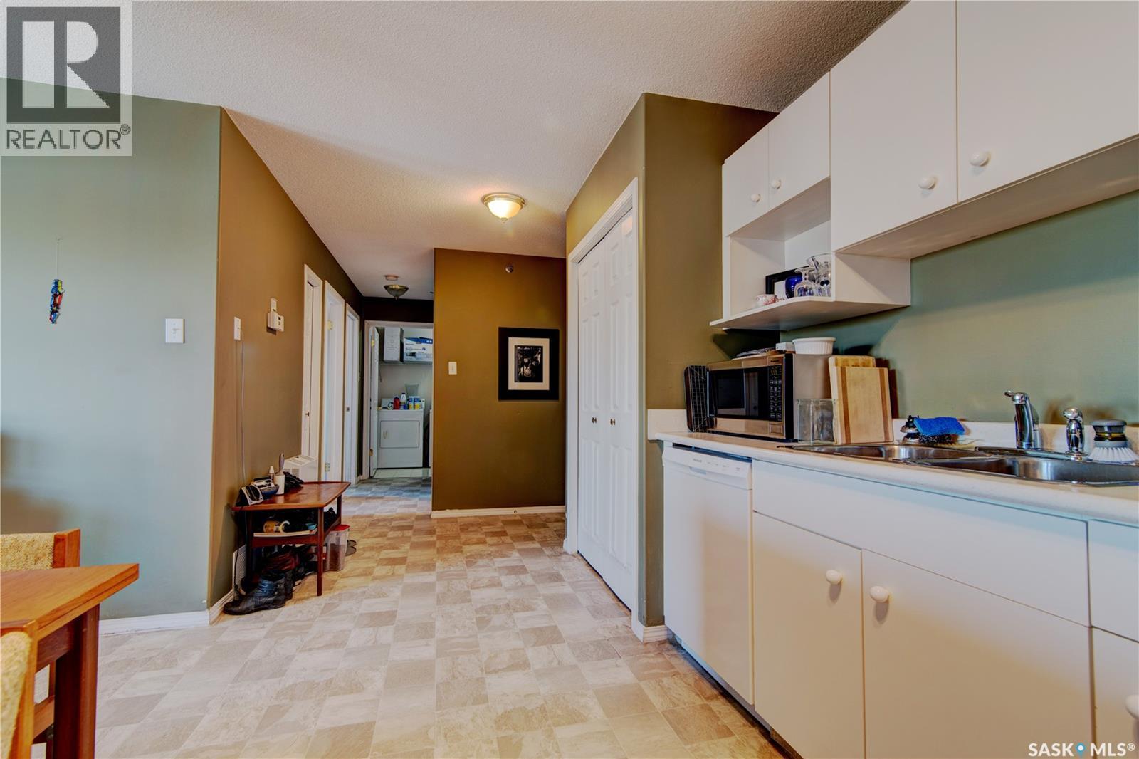 404 2203 Angus Street, Regina, SK - Indoor Photo Showing Kitchen