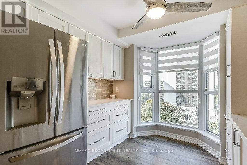 9D - 67 Caroline Street S, Hamilton, ON - Indoor Photo Showing Kitchen