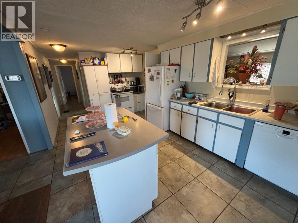 1332 66Th Street, Grand Forks, BC - Indoor Photo Showing Kitchen With Double Sink