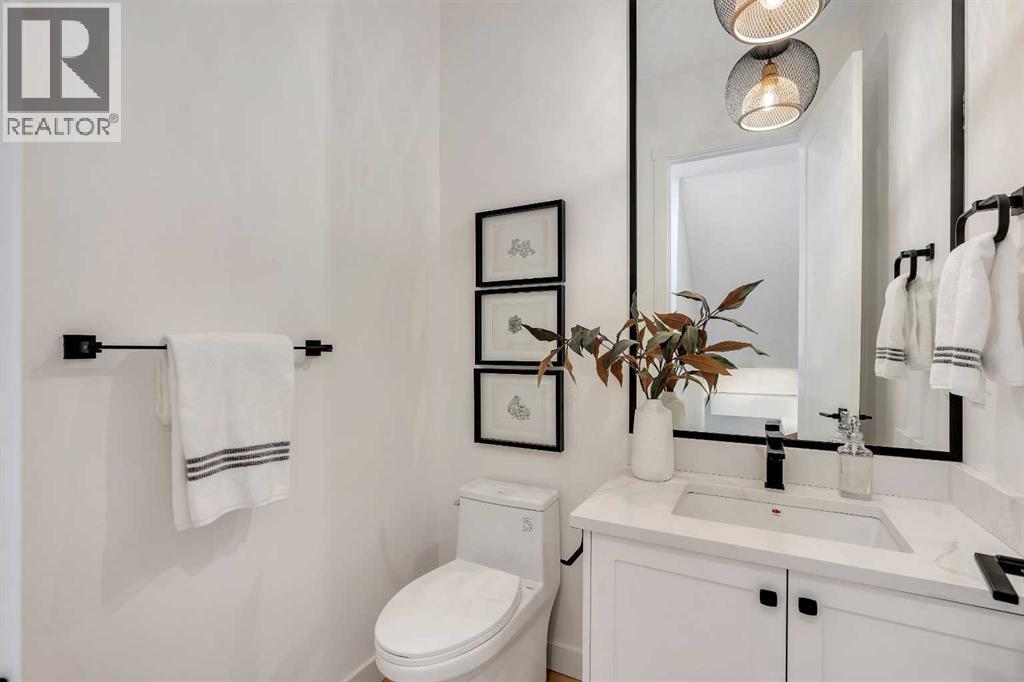 2436 30 Avenue Sw, Calgary, AB - Indoor Photo Showing Bathroom