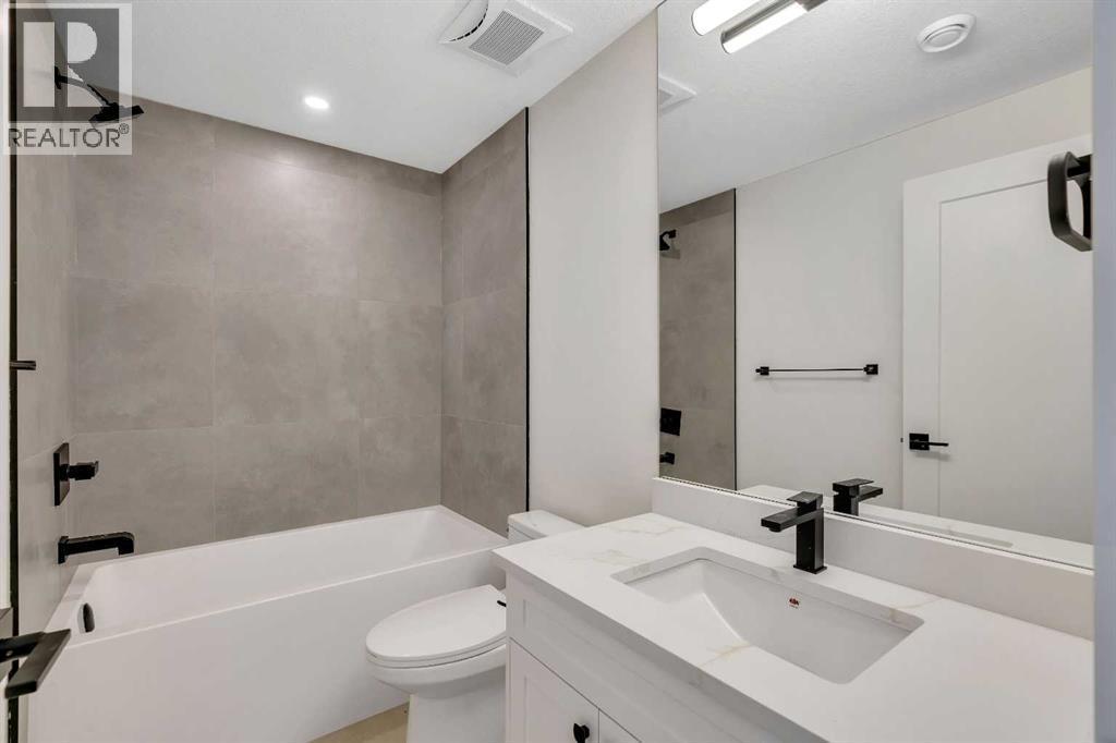 2436 30 Avenue Sw, Calgary, AB - Indoor Photo Showing Bathroom