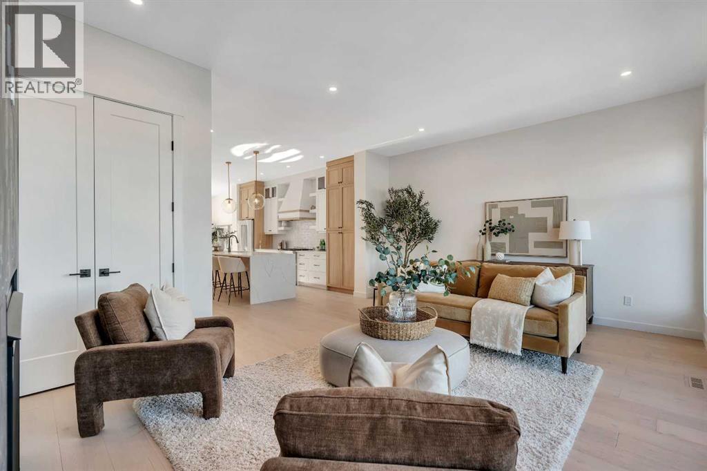 2436 30 Avenue Sw, Calgary, AB - Indoor Photo Showing Living Room