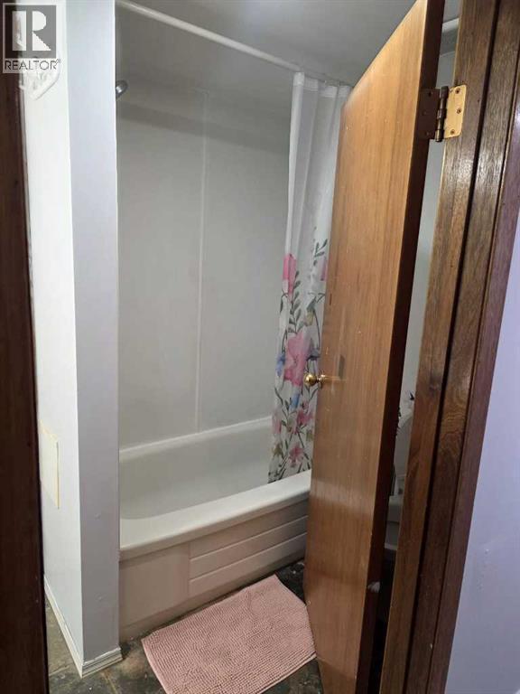 192 Templevale Road Ne, Calgary, AB - Indoor Photo Showing Bathroom