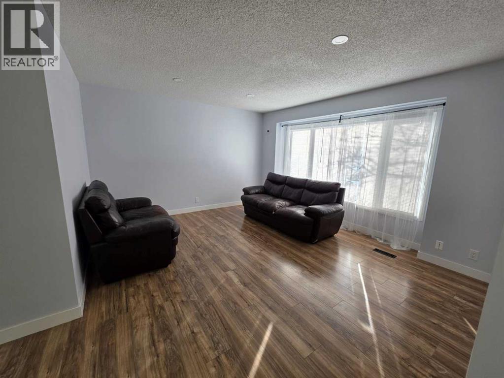 192 Templevale Road Ne, Calgary, AB - Indoor Photo Showing Living Room