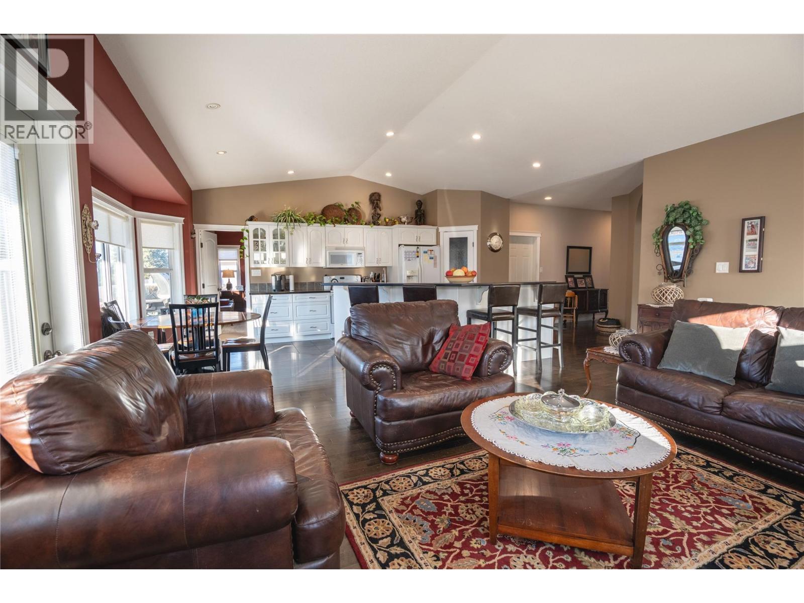 434 Eastside Road, Okanagan Falls, BC - Indoor Photo Showing Living Room