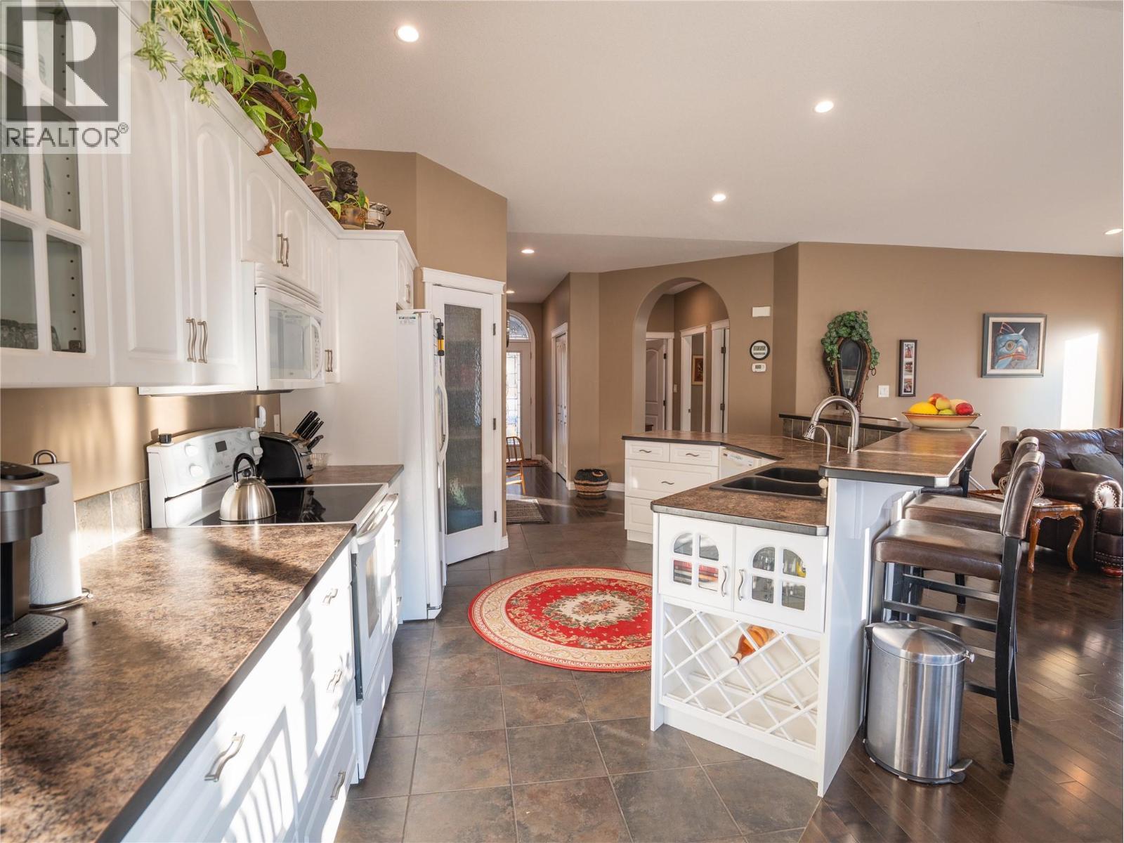 434 Eastside Road, Okanagan Falls, BC - Indoor Photo Showing Kitchen