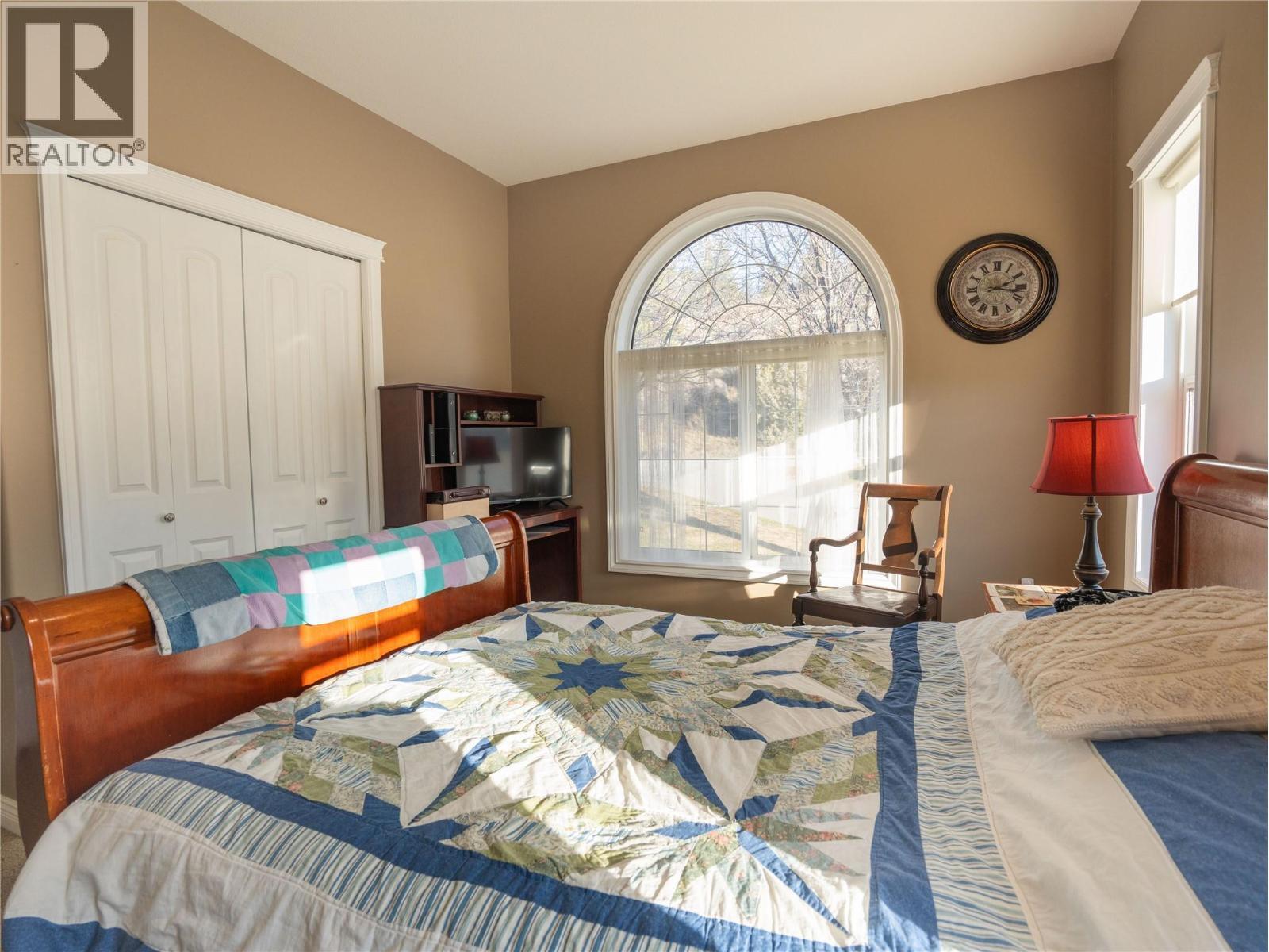 434 Eastside Road, Okanagan Falls, BC - Indoor Photo Showing Bedroom