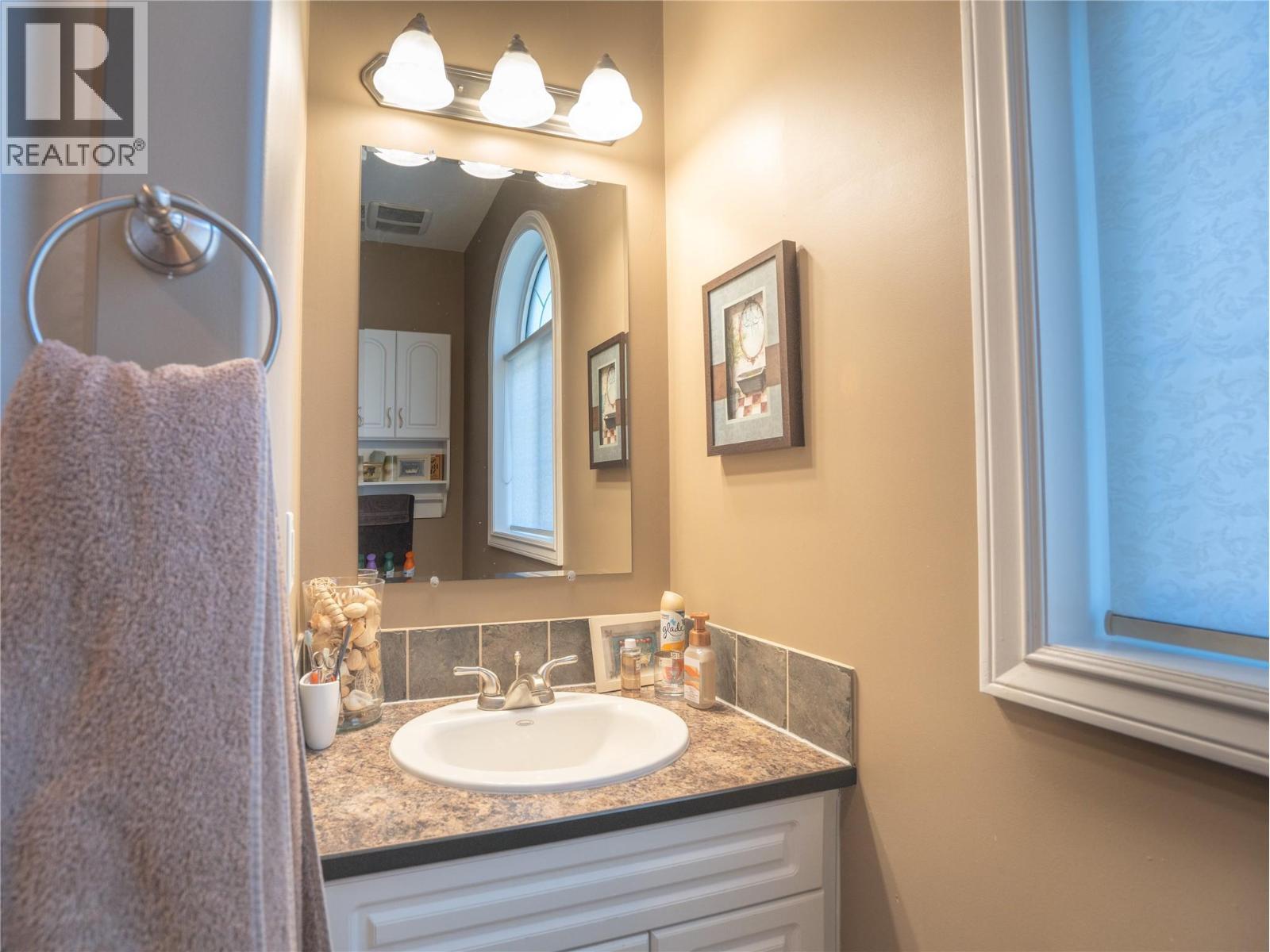 434 Eastside Road, Okanagan Falls, BC - Indoor Photo Showing Bathroom