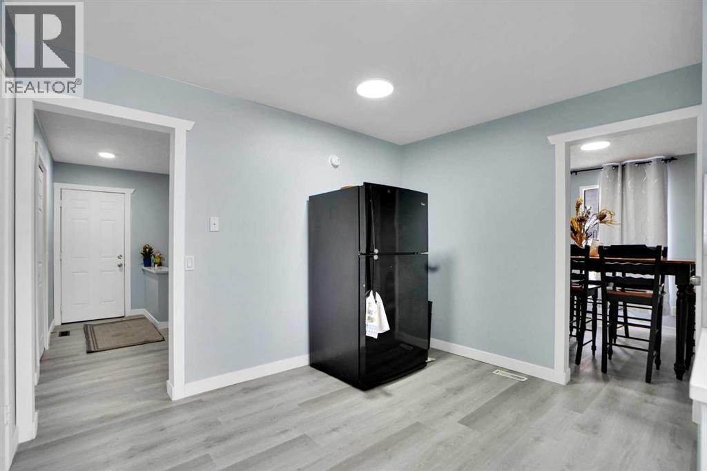 200 Penbrooke Close Se, Calgary, AB - Indoor Photo Showing Other Room