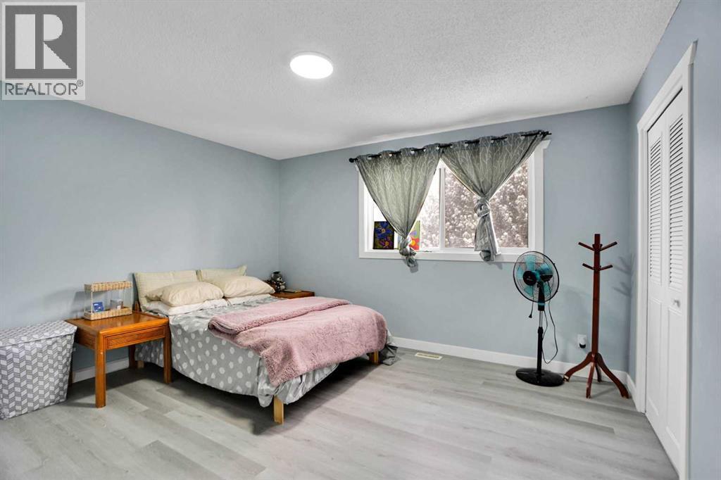 200 Penbrooke Close Se, Calgary, AB - Indoor Photo Showing Bedroom