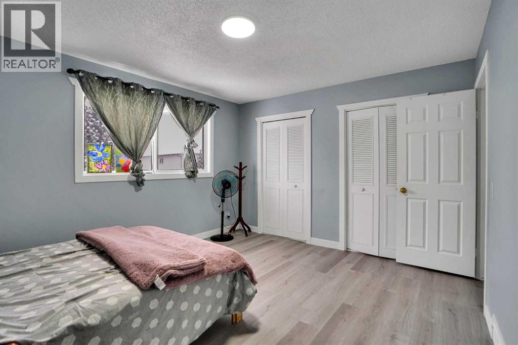 200 Penbrooke Close Se, Calgary, AB - Indoor Photo Showing Bedroom