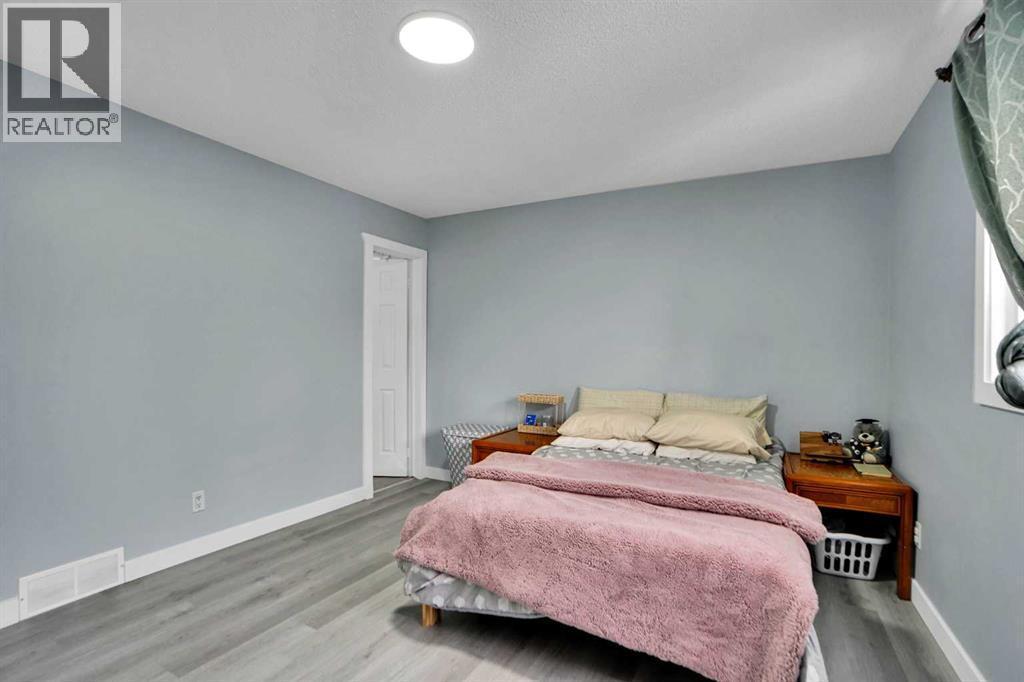 200 Penbrooke Close Se, Calgary, AB - Indoor Photo Showing Bedroom