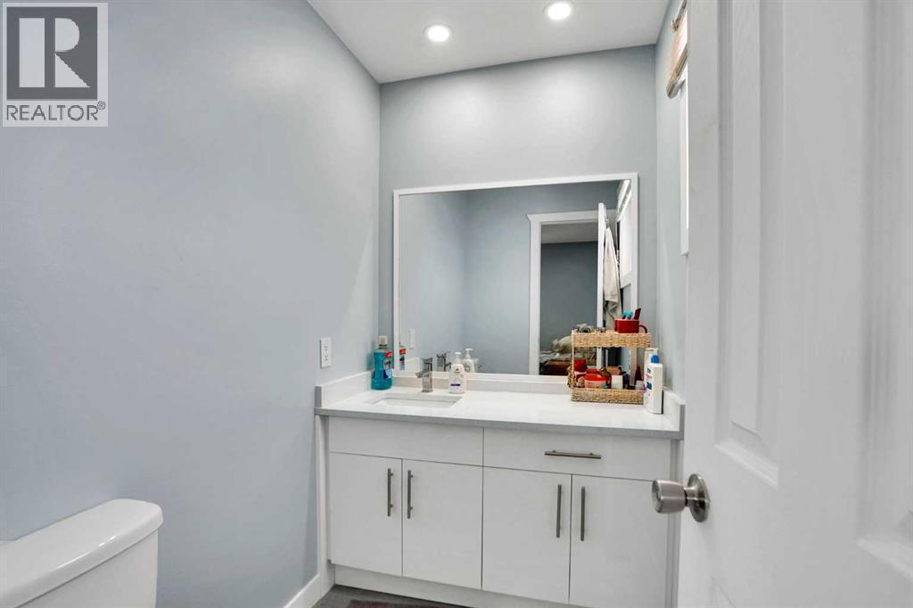 200 Penbrooke Close Se, Calgary, AB - Indoor Photo Showing Bathroom