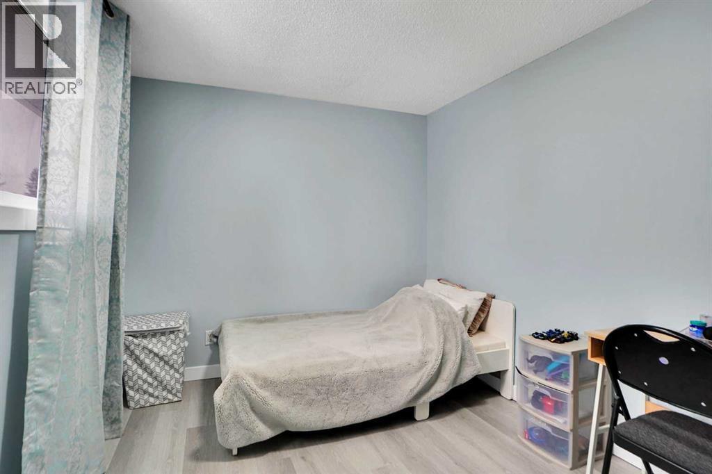 200 Penbrooke Close Se, Calgary, AB - Indoor Photo Showing Bedroom