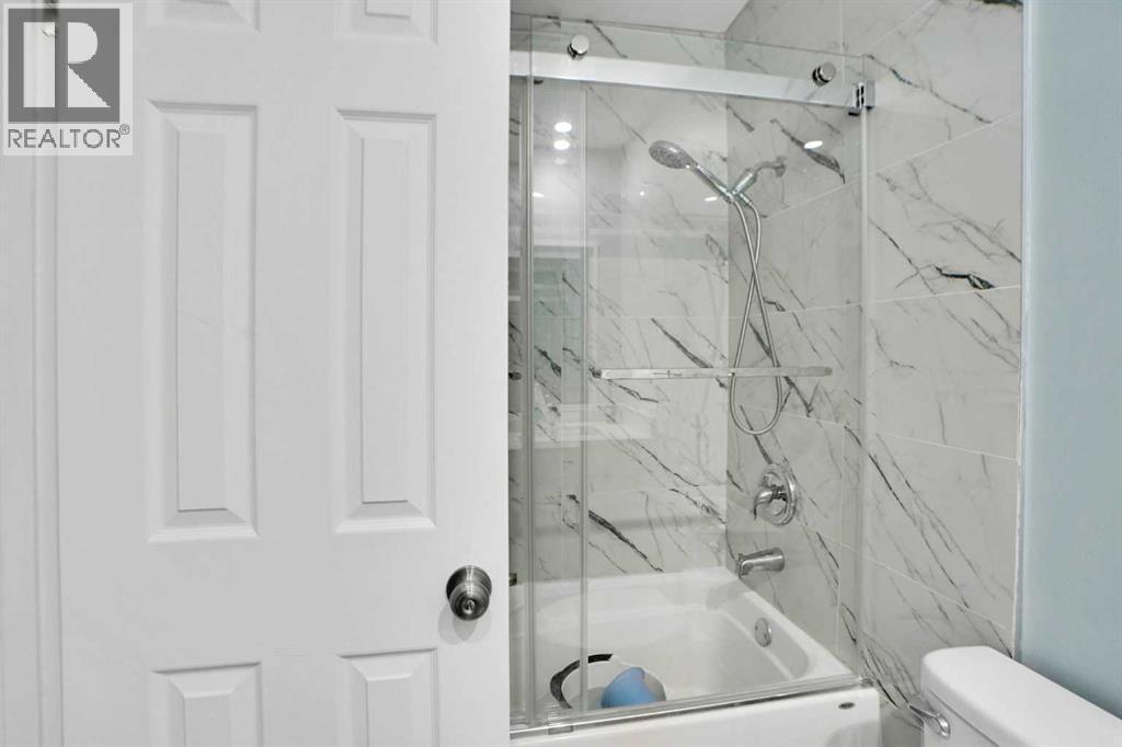 200 Penbrooke Close Se, Calgary, AB - Indoor Photo Showing Bathroom