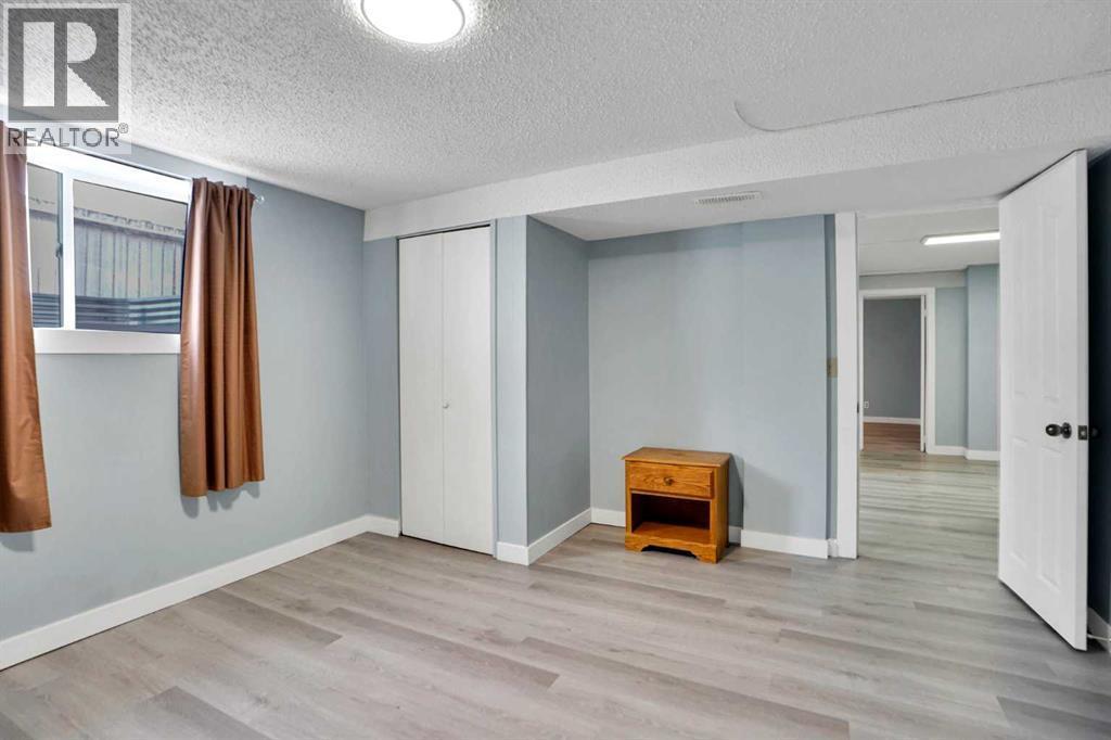 200 Penbrooke Close Se, Calgary, AB - Indoor Photo Showing Other Room