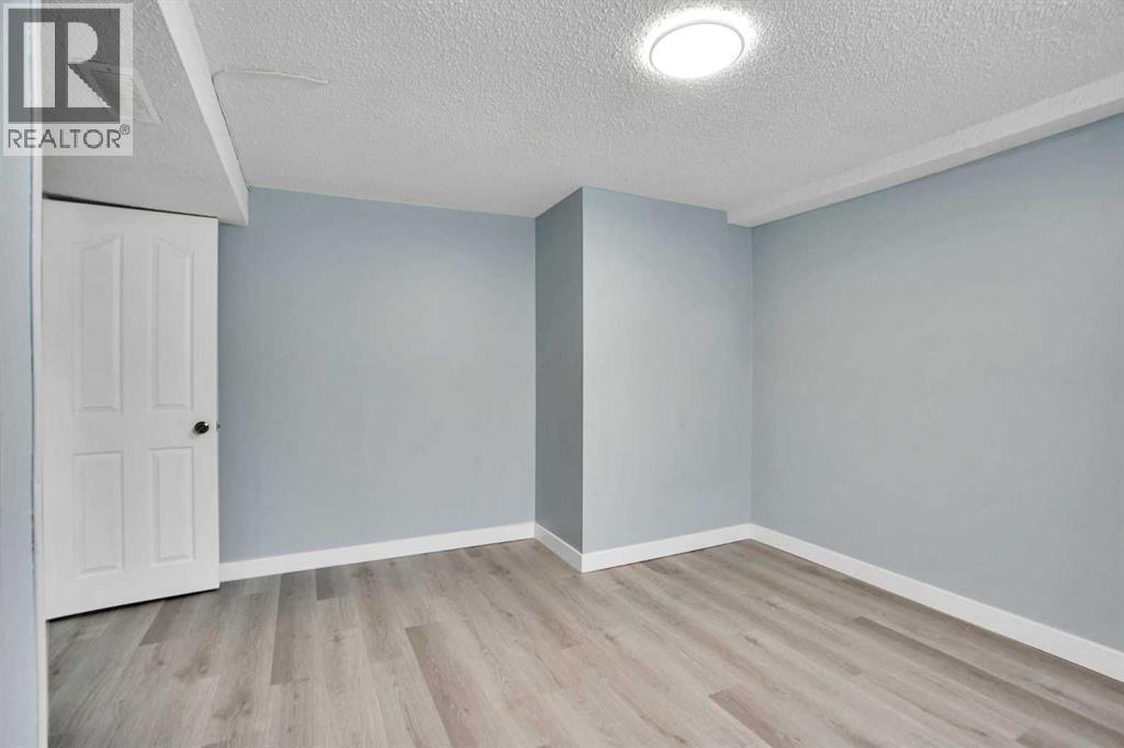 200 Penbrooke Close Se, Calgary, AB - Indoor Photo Showing Other Room