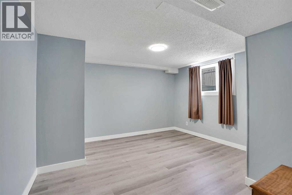 200 Penbrooke Close Se, Calgary, AB - Indoor Photo Showing Other Room