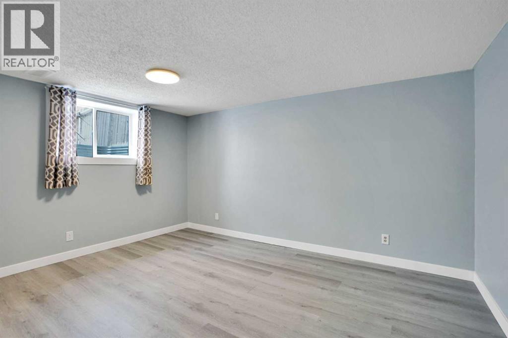 200 Penbrooke Close Se, Calgary, AB - Indoor Photo Showing Other Room