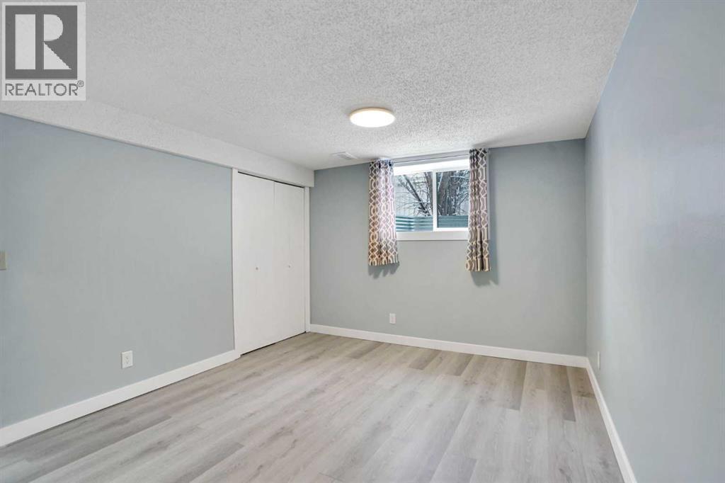 200 Penbrooke Close Se, Calgary, AB - Indoor Photo Showing Other Room