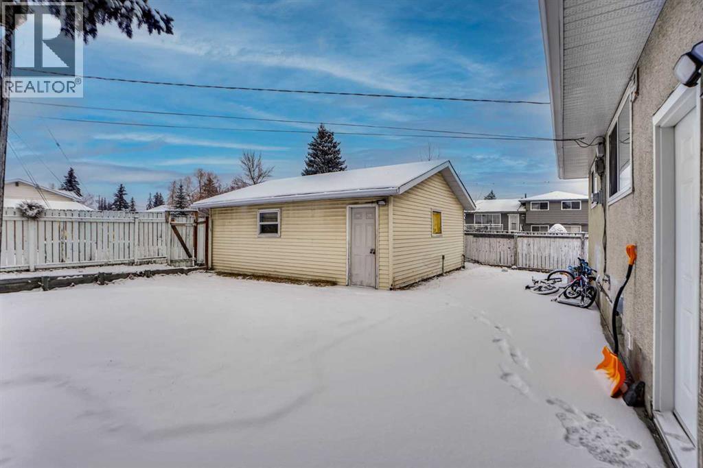 200 Penbrooke Close Se, Calgary, AB - Outdoor