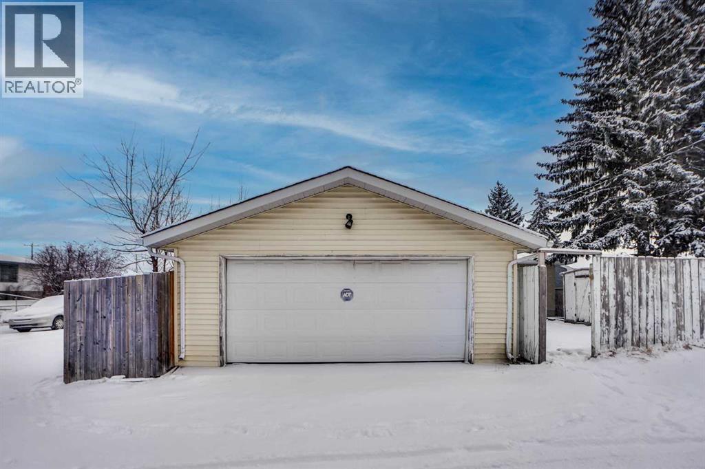 200 Penbrooke Close Se, Calgary, AB - Outdoor With Exterior