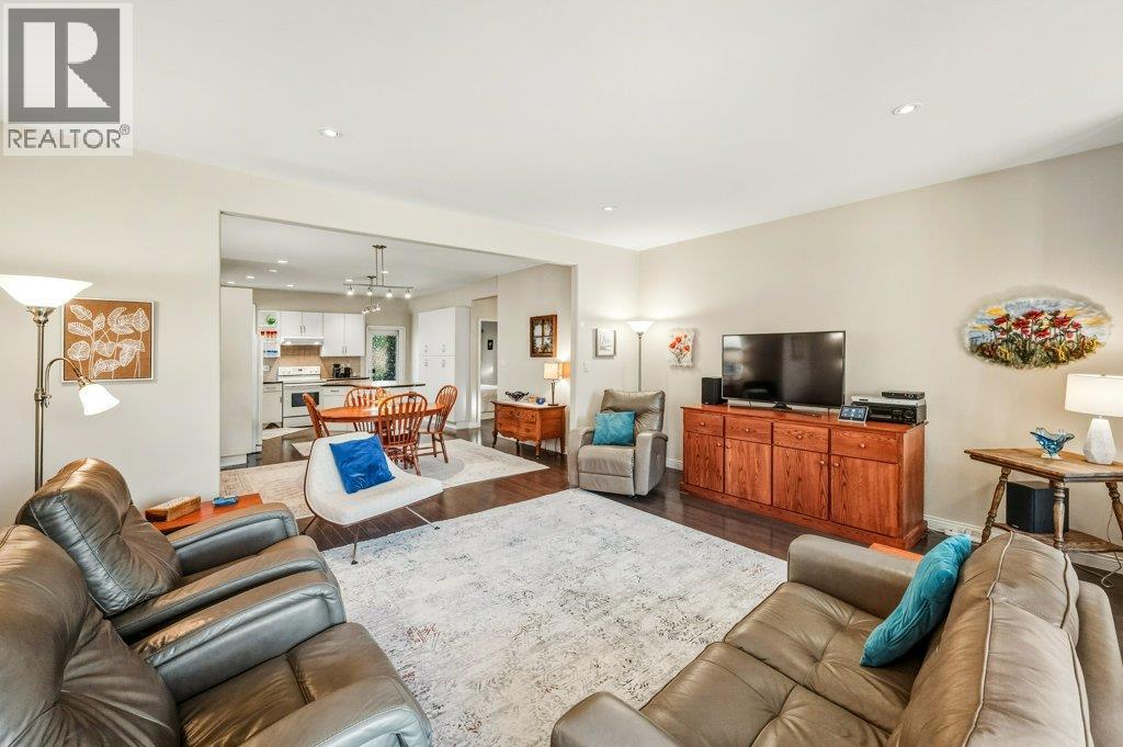 6651 Oxbow Crescent, Oliver, BC - Indoor Photo Showing Living Room