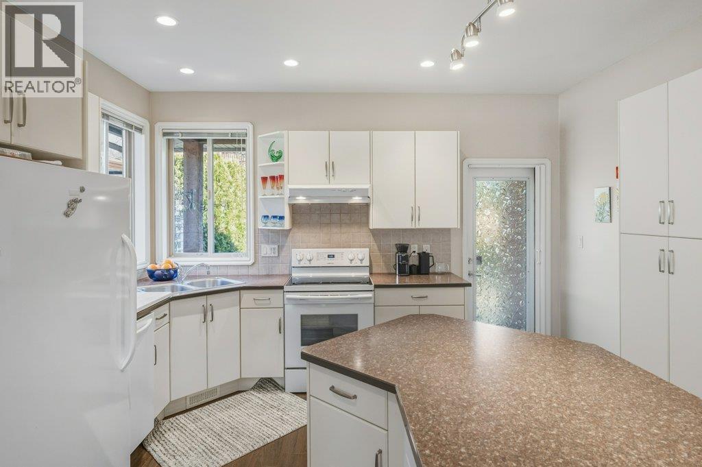 6651 Oxbow Crescent, Oliver, BC - Indoor Photo Showing Kitchen With Double Sink