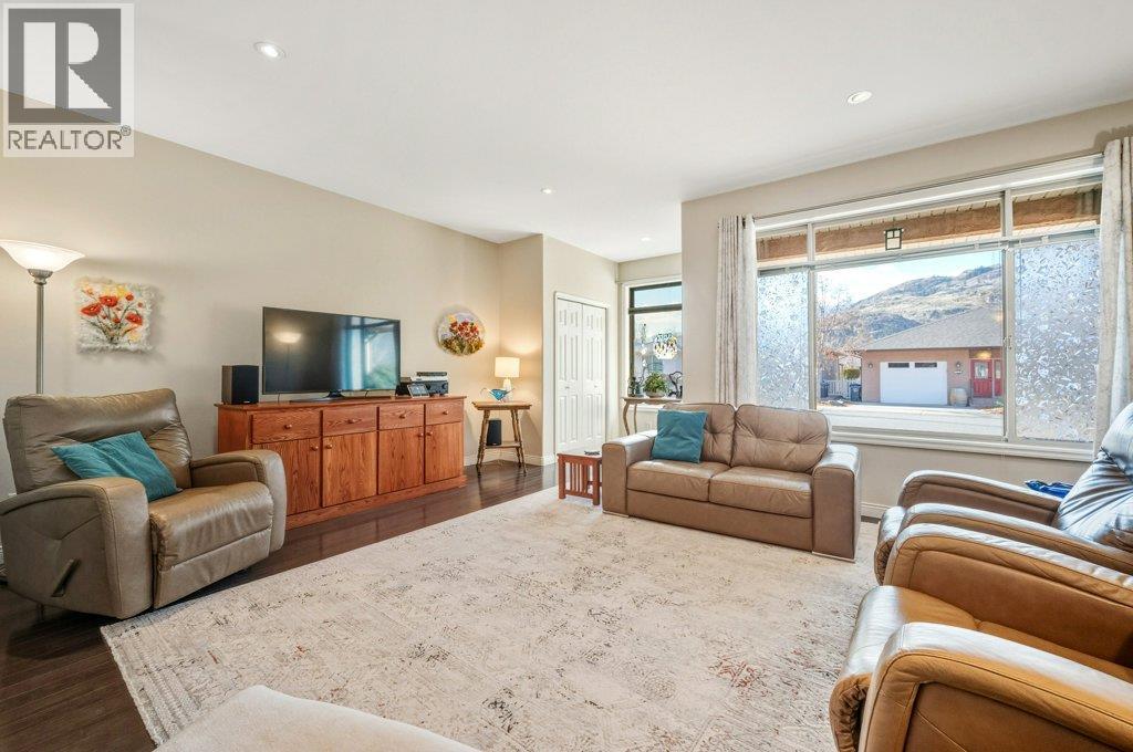 6651 Oxbow Crescent, Oliver, BC - Indoor Photo Showing Living Room
