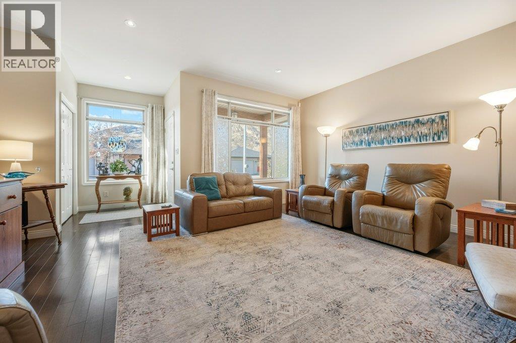 6651 Oxbow Crescent, Oliver, BC - Indoor Photo Showing Living Room